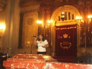 Liliana en el altar del Templo de la Congregación Israelita de la República Argentina (Libertad)